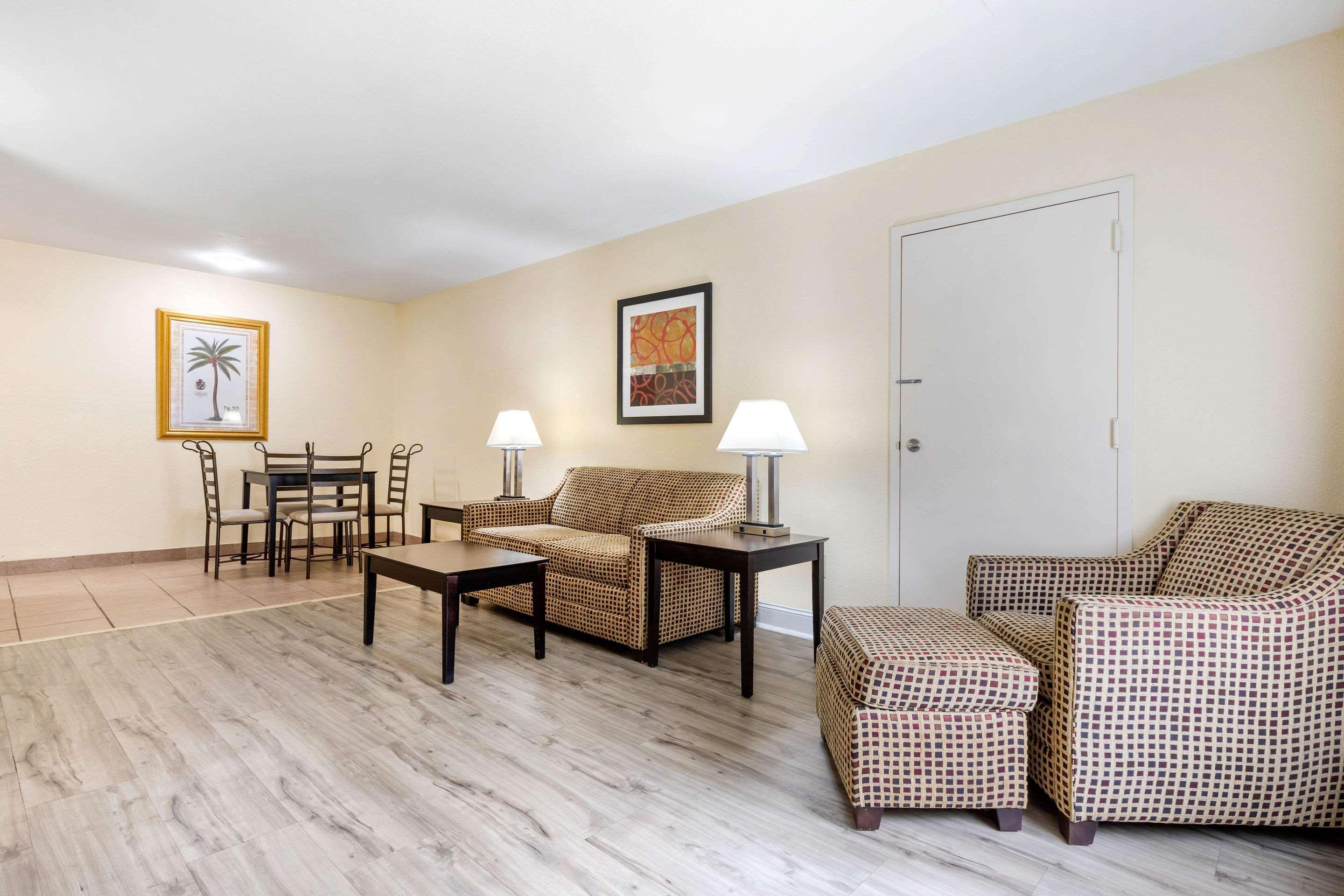 Quality Inn & Suites Lexington Buitenkant foto