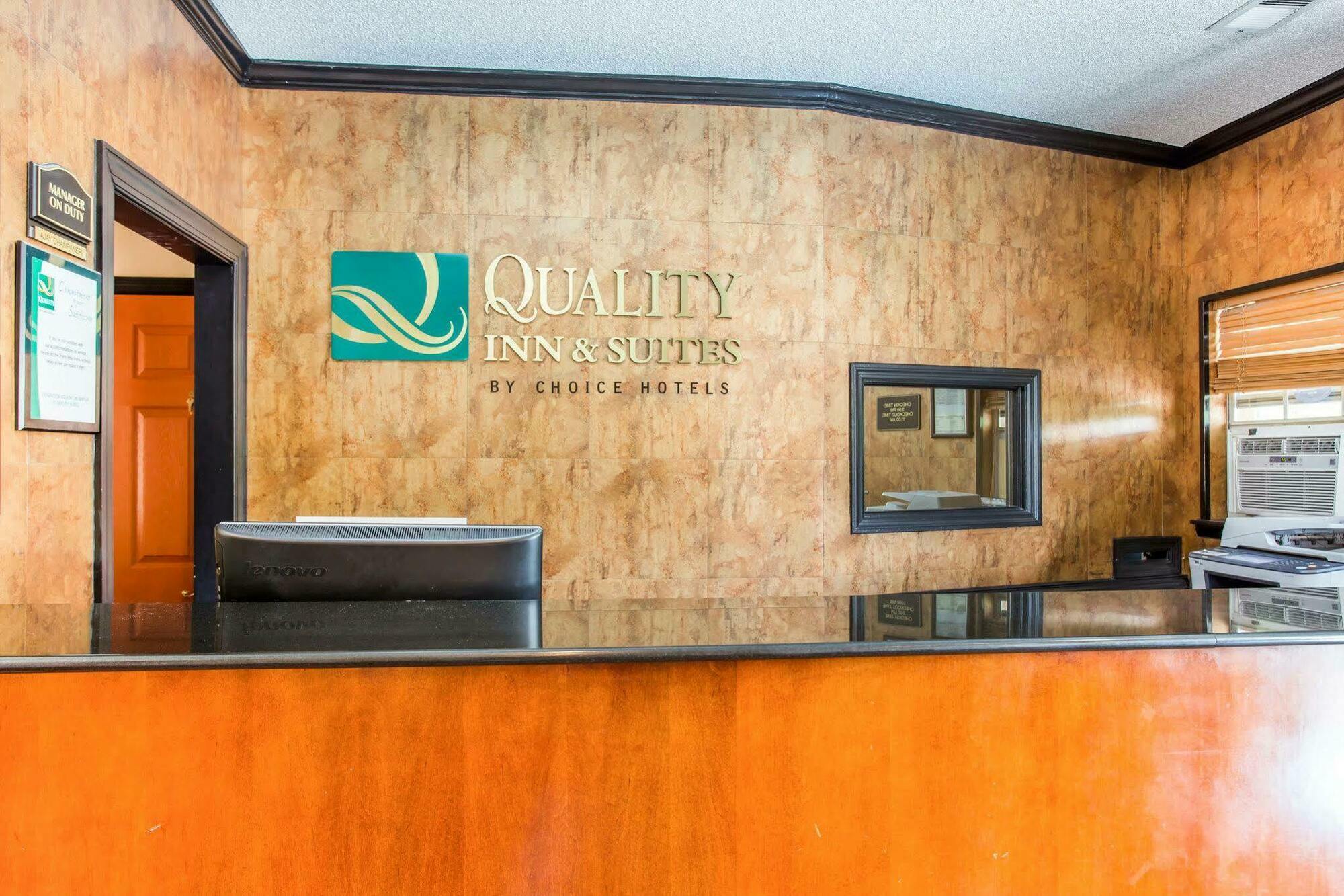 Quality Inn & Suites Lexington Buitenkant foto