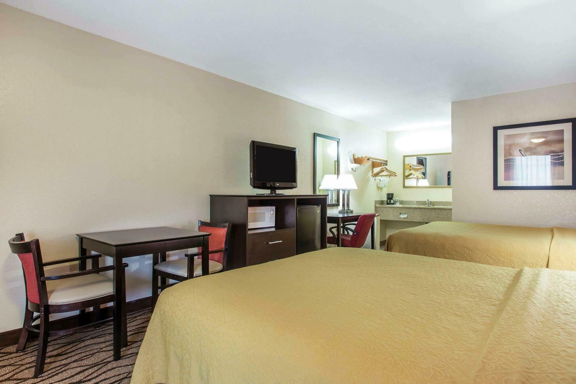 Quality Inn & Suites Lexington Buitenkant foto
